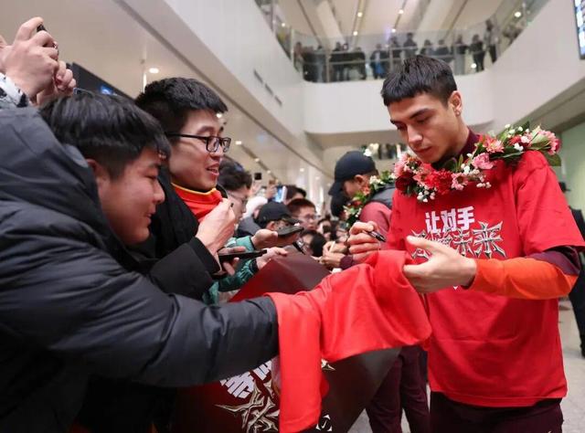 U23国足抵京	，多位七旬球迷自制横幅接机，门将李昊：“没有虽败犹荣，回去好好总结	”