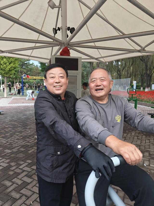 宣化万柳公园银杏黄来火炬红，战友军嫂游园观赏图片集