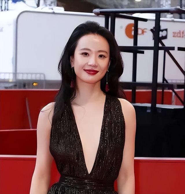 这跟不穿有啥区别？32岁李梦真空上阵，几乎全裸，简直太大胆