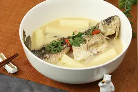 一碗鲤鱼汤“威猛无匹”，狠狠打击lgA肾病！方法便宜又简单！图片