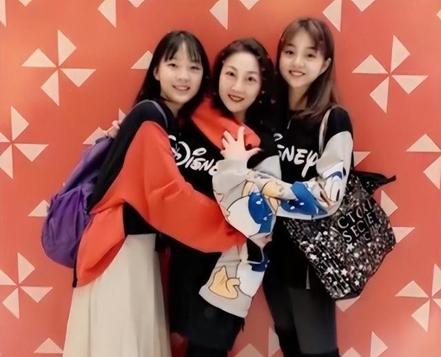56岁广州美女蒋文端仍美貌出众，现在还当了领导，已嫁富商生女