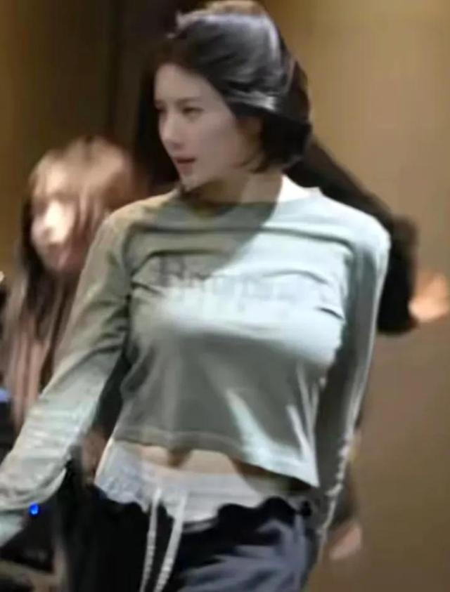真羡慕权恩妃这种皮肤超白的女生，身材也好，真是绝了！