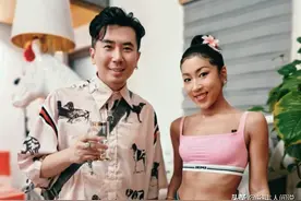 刘欢豪宅中宴请学生！吉克隽逸穿粉色露脐装太暴露，师母略显尴尬图片