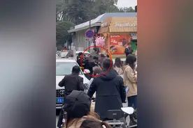 不满奥迪车校内长鸣笛，武汉大学学生与游客发生冲突?学校回应图片