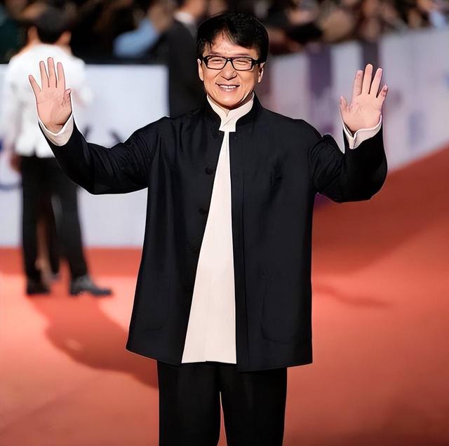 官媒对成龙的称呼变了，三字之差释放强烈信号	，王晶的话有人信了