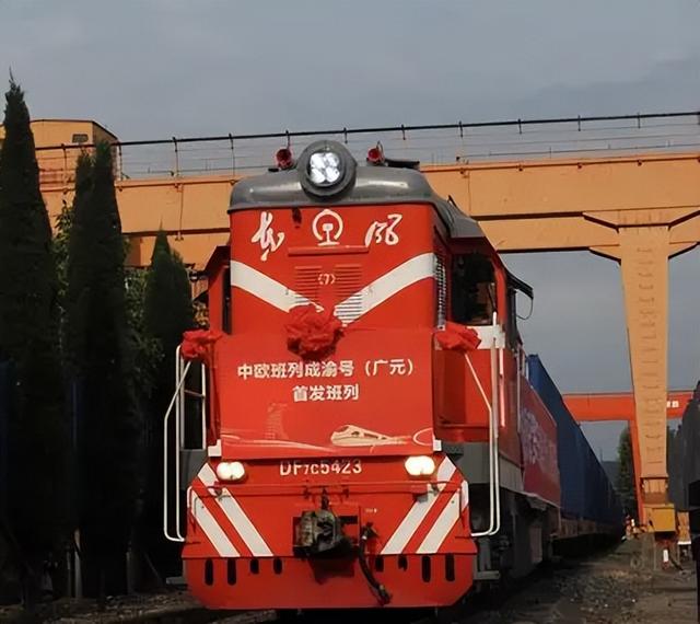 波兰不听劝，不肯放行中欧班列，24小时内，中俄联手亮出“王牌”