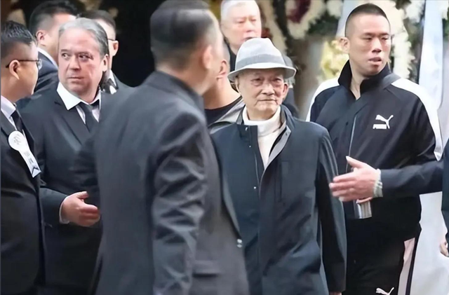 向府治丧！香港各路大佬现身，向佐向太出席	，千人相送警戒森严