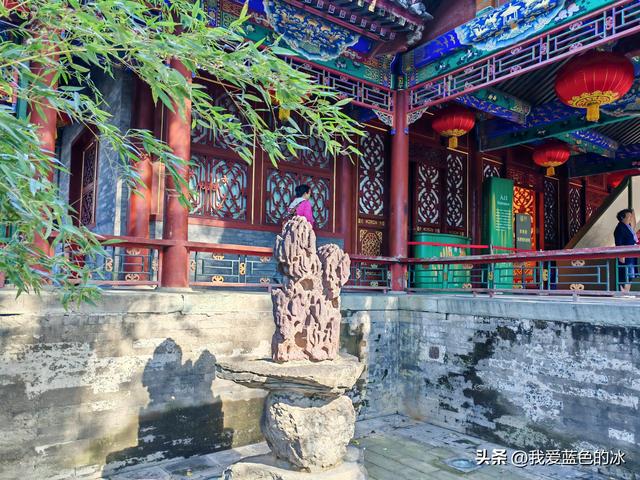 参观北京恭王府，过去一直觉得这是小景点，没想到游客居然这么多