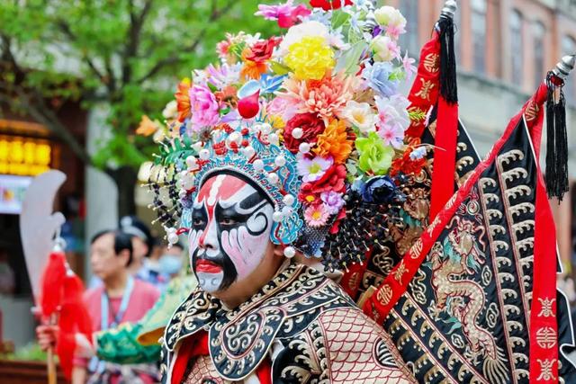 泉州宋江阵新升级——簪花侠士2.0！相约丰泽场，打卡“非遗盛宴+滨海浪漫”
