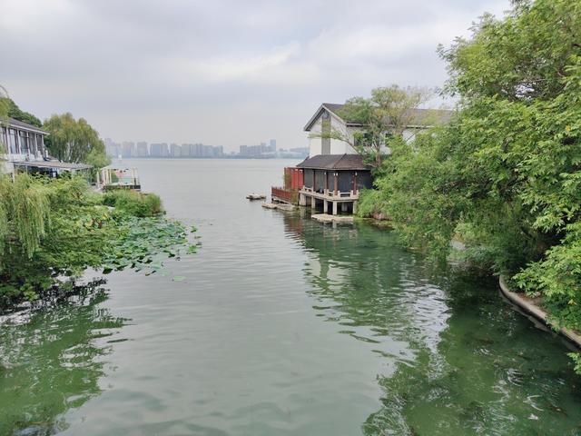 苏州怀有慈悲历史的百年长堤，一幅徐徐展开的水韵长卷！