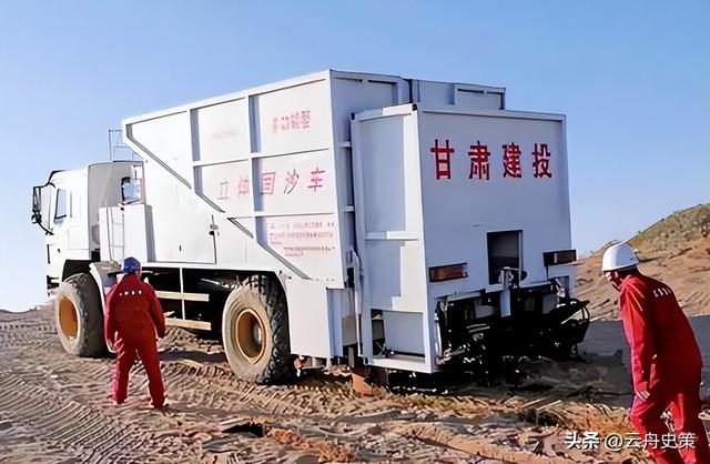 一天“吞”掉40亩沙漠？中国发明的“吞沙巨兽”，已在甘肃使用！