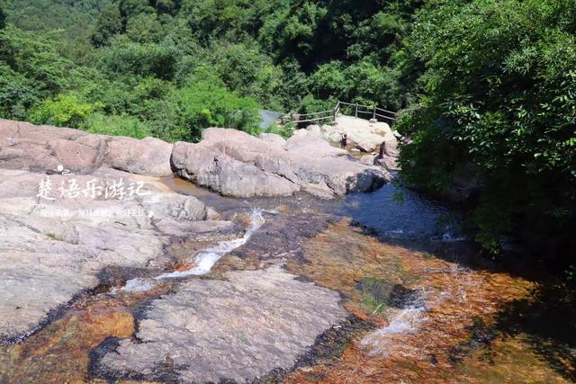 浙江宁波的玩水古道，山石奇峻潭瀑成群，确实很秀丽但雨后更美