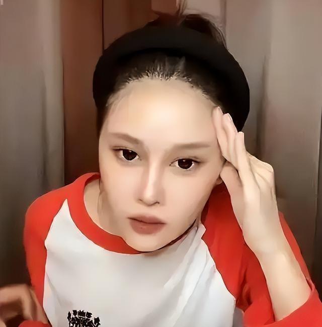 钱再多有用吗？68岁赵本山近况曝光，三人打伞伺候，女儿是心头病