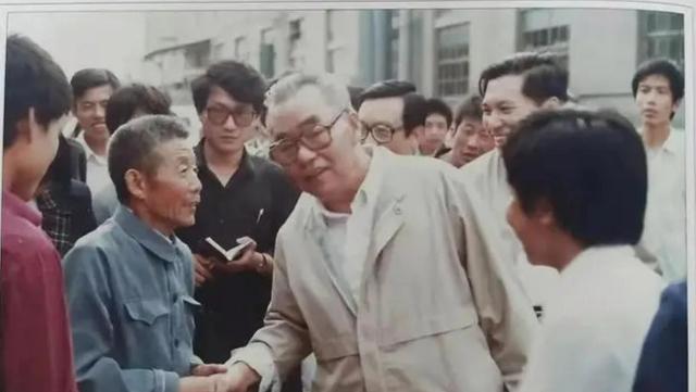 他曾主政邯郸和唐山，当过河北和辽宁省长，黑龙江省委书记享年77