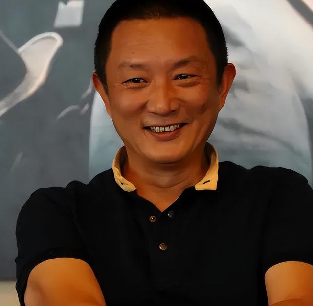 与四婚名导同居三年流产两次不结婚，转身下嫁穷小子，如今咋样？