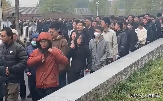 杨振宁葬礼今日举行！遗体覆盖国旗，翁帆站首位，次子杨光宇露面