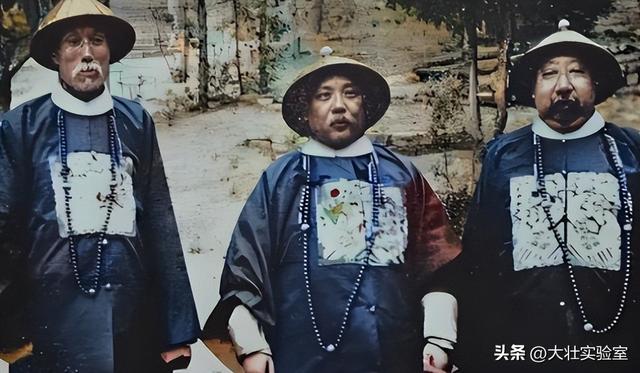 袁世凯的真实老照片：穿龙袍坐龙椅接受朝拜，姨太太确实漂亮！