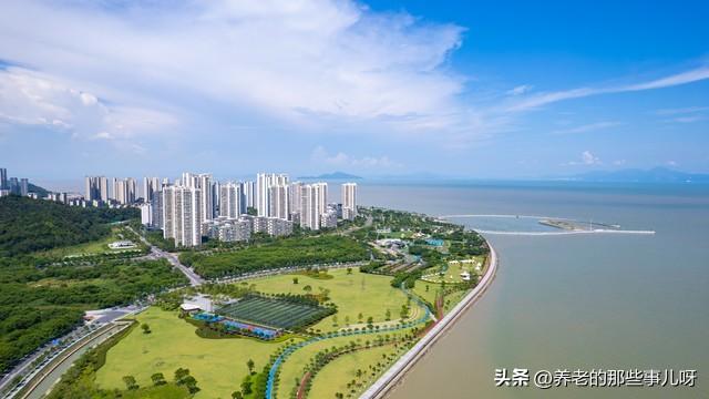 我发现了一个现象：越是没有文化的人，退休后越喜欢聚在一起热闹