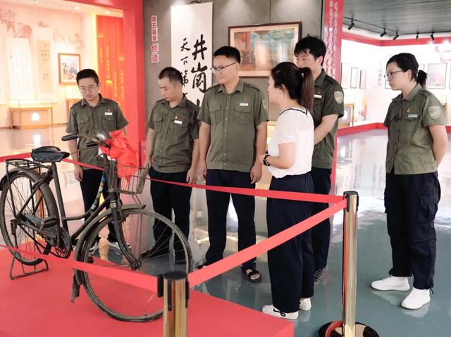 江西庐山国家级自然保护区管理局一行参观九江三红珍藏馆
