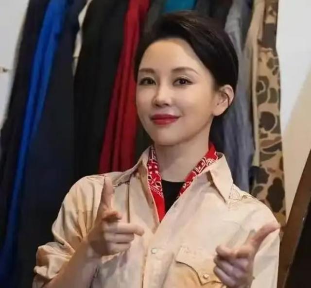 身材傲人却无人敢娶，43岁潘晓婷至今单身，潘爸爸直言悔不当初