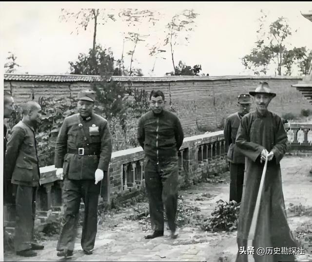 张学良和蒋中正在华山的珍贵合影，注意看两人表情	，已貌合神离