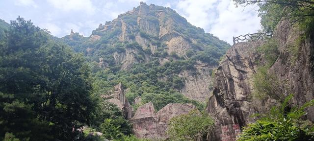 湖光山色，碧波微澜下的翠华山山崩奇观