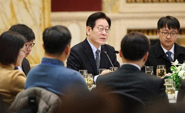 李在明访华刚回国，就通告全球	，与高市共进晚餐，3亿大单白签？