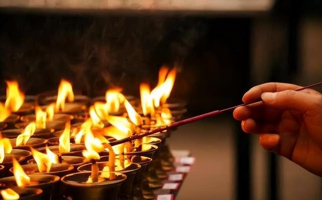 奇了怪了！峨眉山的香火，怎么就烧成了游客的“香火钱”？