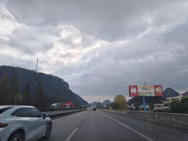 南行漫记：饿着肚子离开织金，路遇双乳峰，错过特大桥景区