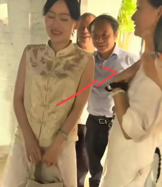 58岁宋祖英罕见露面，短发造型惊艳皮肤好，与院士同框显超然气质