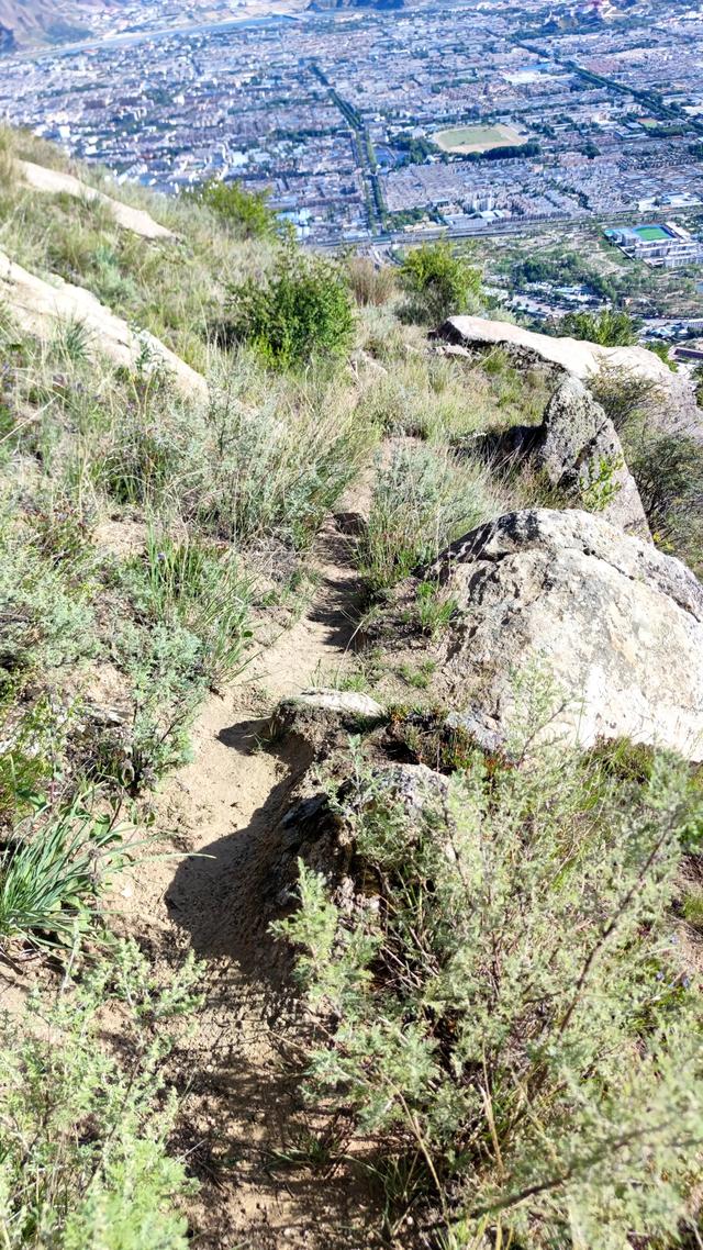 两登拉萨色拉寺后山，上升600米，山顶海拔4200米，经幡飘扬