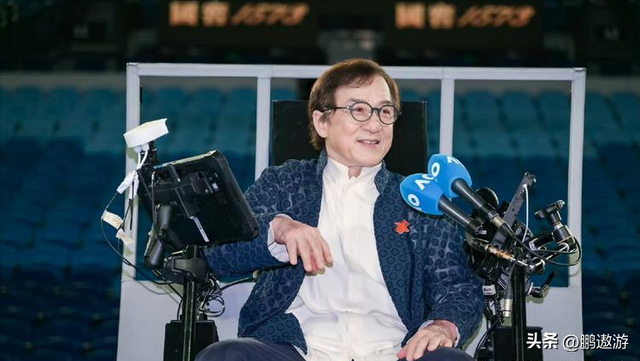 官媒对成龙的称呼变了，三字之差释放强烈信号，王晶的话有人信了