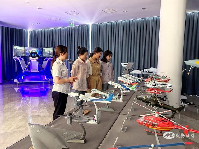 沙海翱翔览奇观：民勤通航乐园国庆掀低空旅游热