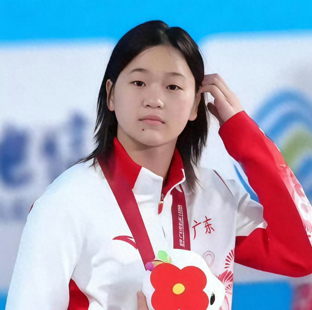 冬至暖意浓！全红婵现身北京复查，与陈艺文同框尽显队友情