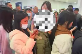 女子想要插队被提醒 竟怒斥提醒者“外地货 外地狗” 12345回应:会反馈给港口去处理 律师：女子行为构成民事侵权图片