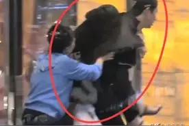 太丢面！秋瓷炫聚餐喝到烂醉如泥，老公无奈背下楼，姿势太好笑了图片