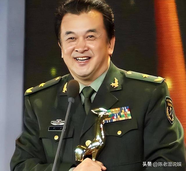 上午被免职	，下午被带走，登24年春晚却忽然消失的黄宏如今怎样