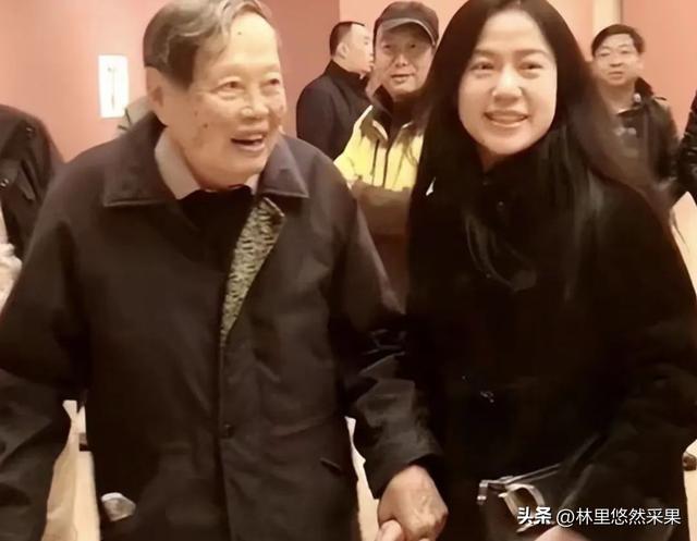 103岁杨振宁身体出奇硬朗，妻子翁帆无意说漏嘴：他提出3大要求！