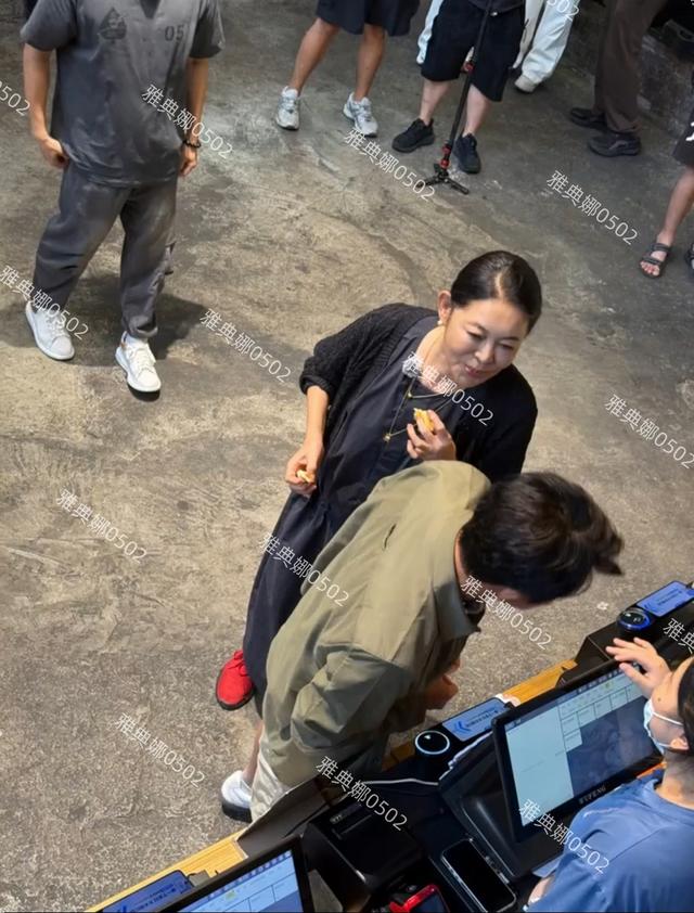 倪萍怎么变成这样了？她脸很僵嘴唇很厚鼻孔变大， 一脸横肉不面善