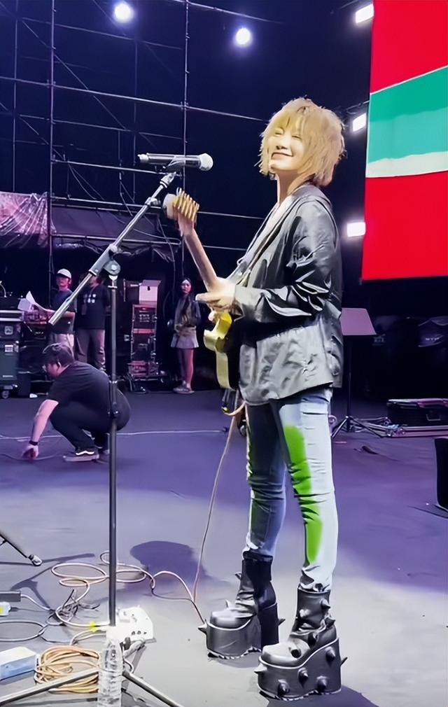 她连上4次春晚，和恩师同居怀孕，被骗流产，57岁依然无人敢娶