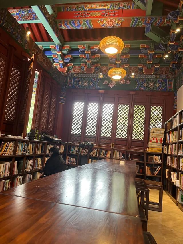 昆明最老的“网红”藏不住了，市中心竟有座万卷藏书阁