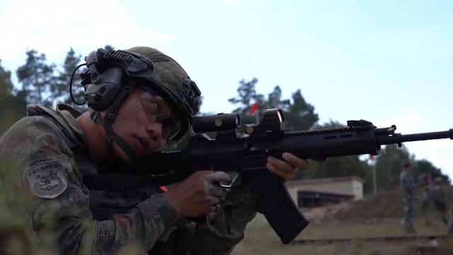 解放军“斩首”演练罕见公开，时间点不简单，台海信号很清楚