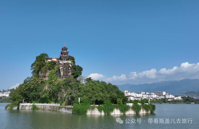 重庆忠县有座400年古寨，随水位变身，被称为长江上的变形金刚