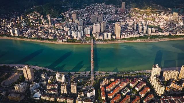 不走寻常路的国际化县城，关心一日三餐，更关心咖啡和汇率