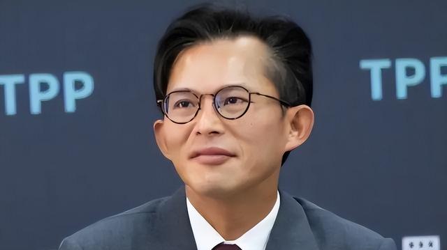 在中日关系敏感时期	，他竟然率团赴日访问，为了刷存在感毫无底线