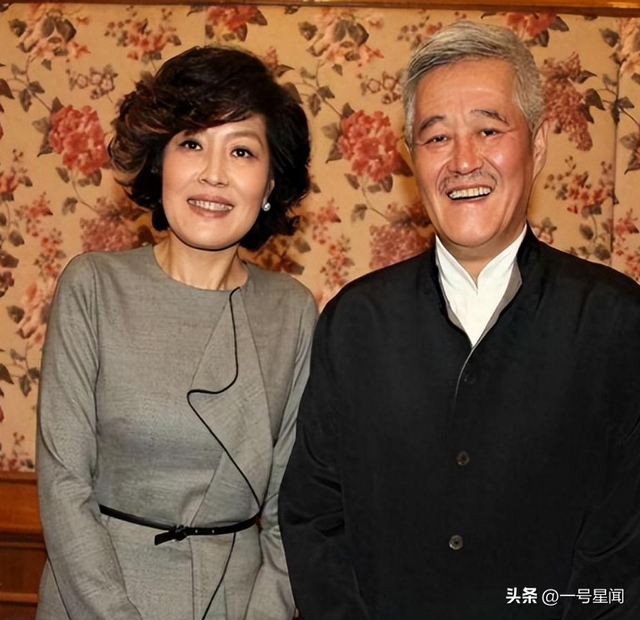 看破不说破，李咏美国下葬7年后	，带着女儿的哈文走了姜昆老路