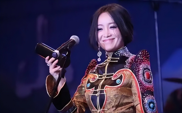她5次上春晚，被恩师夺初夜，自杀未遂不幸流产，57岁却依旧单身