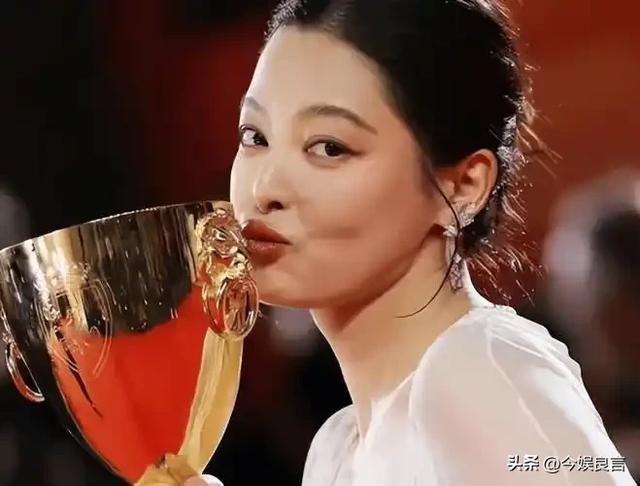 陪玩陪睡仅冰山一角！集体开嫖、舔手指、互撕，"圈中内幕"太荒唐