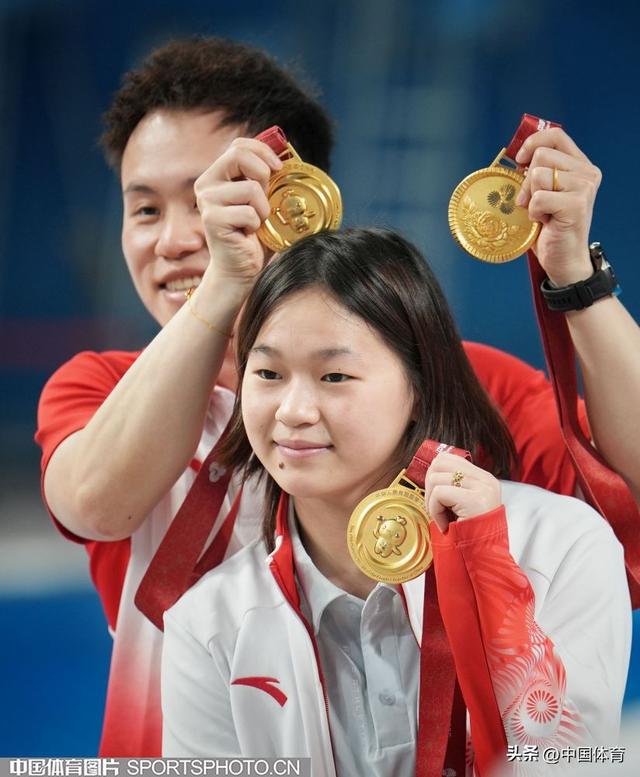 十五运会花絮| 跳水女子项目结束！全红婵在跳水馆与队友拍照留念