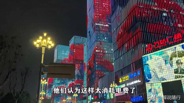 被夜生活科技智能公益体彻底震撼！外国夫妇特殊遭遇感动到落泪